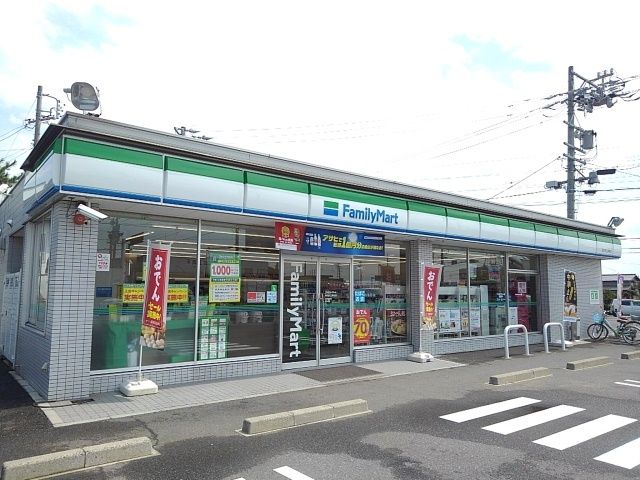 近くのファミリーマート上海老店まで500m(徒歩7分)