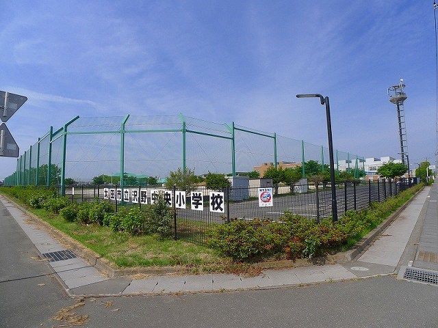 近くの太田市立沢野小学校まで1,100m（徒歩14分）