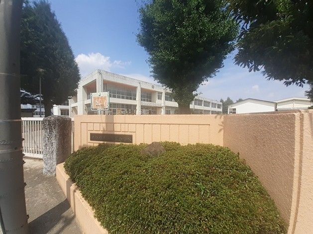 近くの伊勢崎市立茂呂小学校まで240m(徒歩3分)