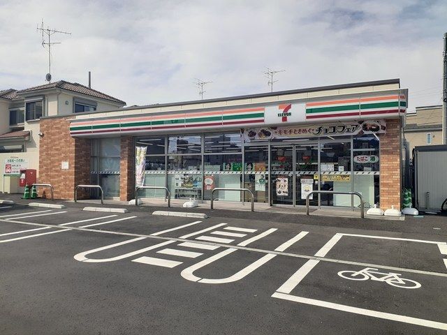 近くのコンビニまで81m（徒歩2分）