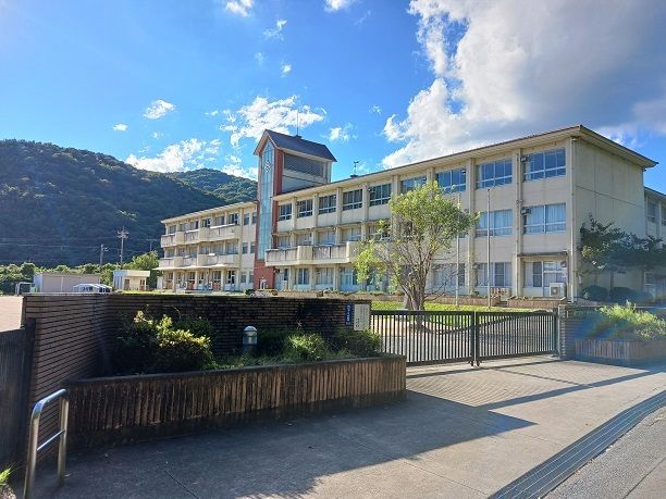 近くの小学校まで350m（徒歩5分）