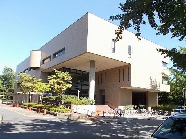 近くの市立中央図書館まで450m（徒歩6分）