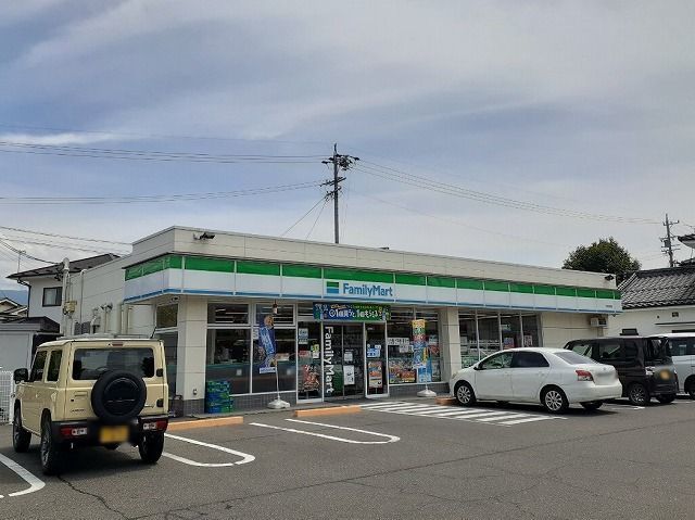 近くのファミリーマート  松本高宮店まで450m（徒歩6分）