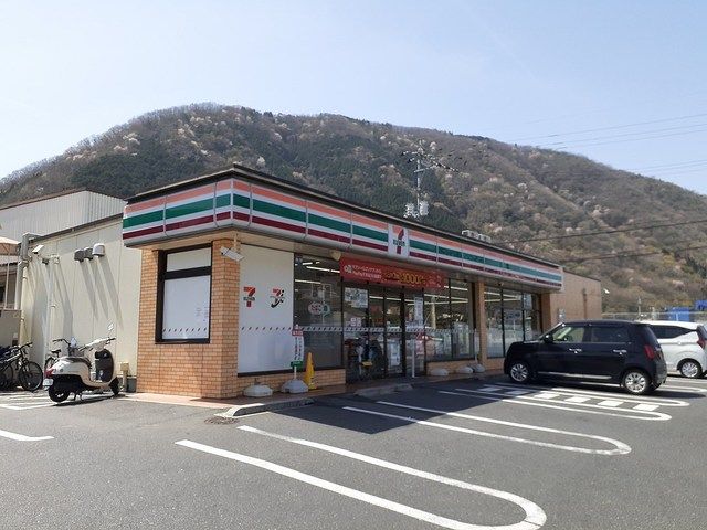 近くのセブンイレブン高梁落合店まで2,000m（徒歩25分）