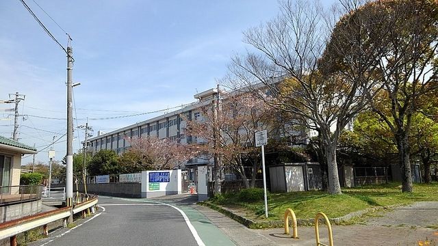 近くの北九州市立　曽根東小学校まで500m（徒歩7分）