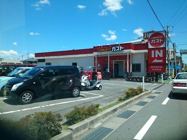 近くの飲食店まで130m（徒歩2分）