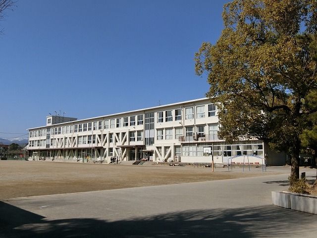 近くの大垣市立西小学校まで1,400m（徒歩18分）