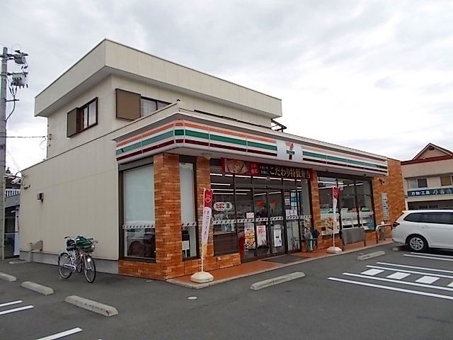 近くのセブンイレブン井原上出部町店まで550m（徒歩7分）
