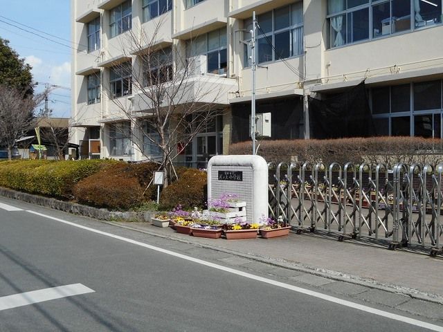 近くの尾ノ上小学校まで190m(徒歩3分)