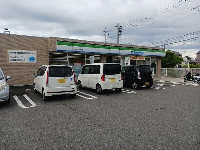 近くのファミリーマート黒原橘町店様まで700m（徒歩9分）