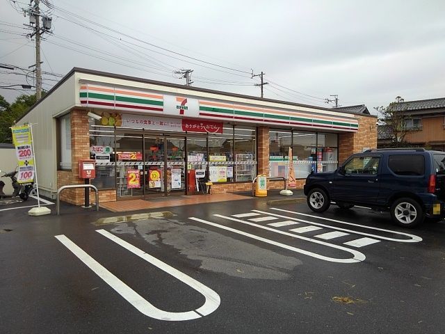 近くのセブンイレブン河原田町店まで230m（徒歩3分）