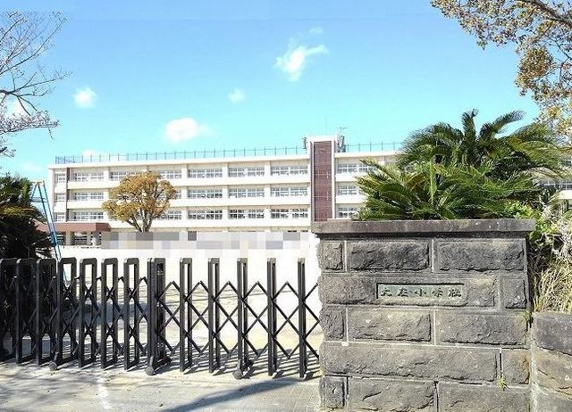 近くの大在小学校まで600m（徒歩8分）