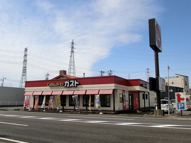 近くの飲食店まで283m（徒歩4分）