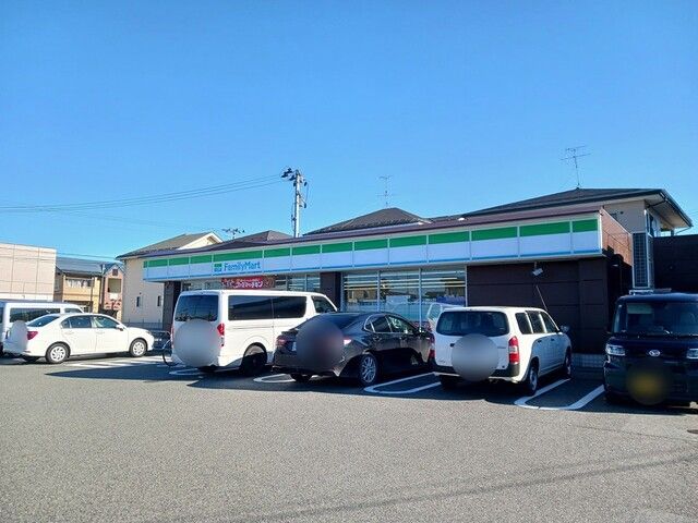 近くのファミリーマートまで939m(徒歩12分)