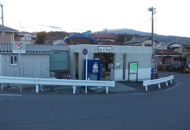 近くの大雄山線・飯田岡駅まで550m（徒歩7分）
