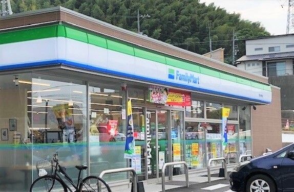 近くのコンビニまで700m（徒歩9分）
