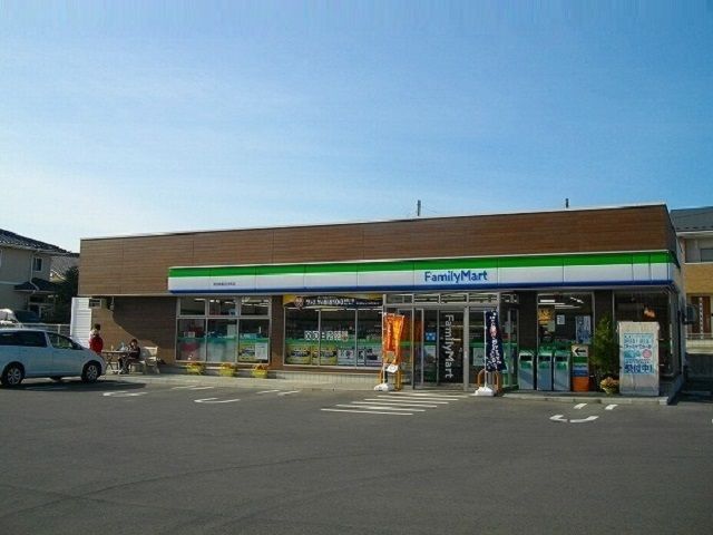 近くのファミリーマート新屋日吉町店まで1,300m（徒歩17分）