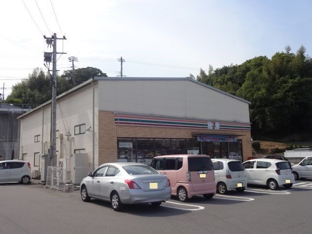 近くのセブンイレブン鴛野店まで800m（徒歩10分）