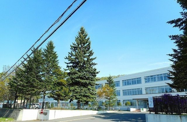 近くの西陵高校まで200m（徒歩3分）