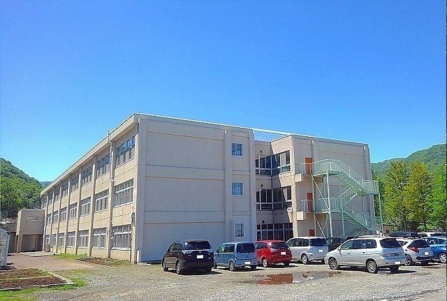 近くの平和小学校まで550m（徒歩7分）