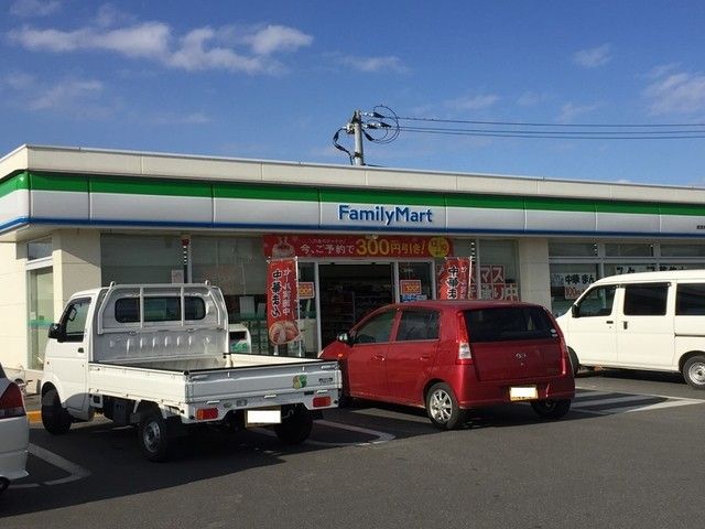 近くのファミリーマート船穂店まで1,300m（徒歩17分）