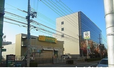 近くのドラッグストアサーバ様まで900m（徒歩12分）