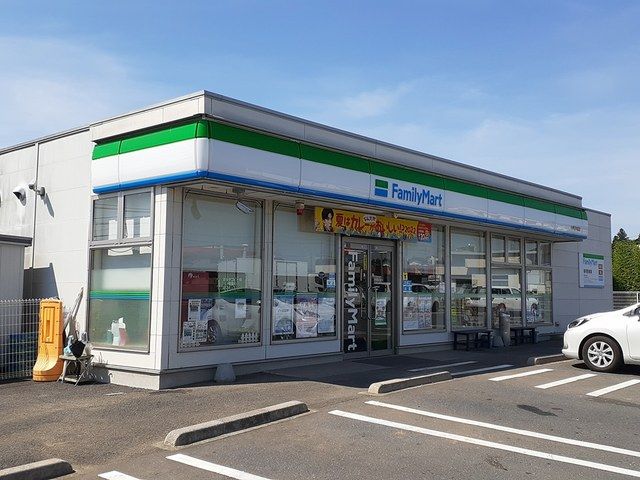 近くのファミリーマート小美玉中延店まで383m（徒歩5分）
