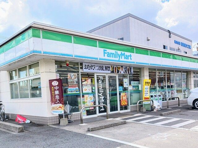 近くのファミリーマートまで350m（徒歩5分）