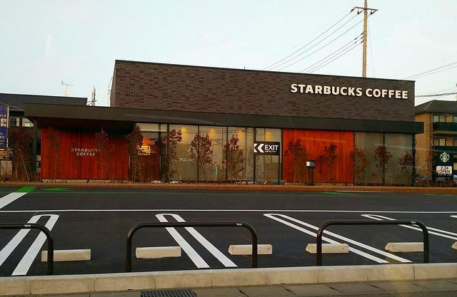 近くのスターバックスコーヒー鶴田店まで190m（徒歩3分）