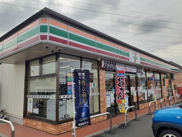 近くのセブンイレブン鶴田バイパス店まで240m（徒歩3分）