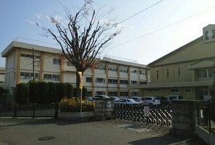 近くの甲斐市立竜王小学校まで290m（徒歩4分）