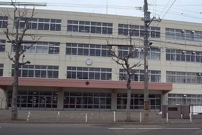 近くの明園中学校まで650m(徒歩9分)