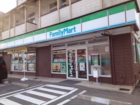近くのファミリーマートまで160m（徒歩2分）
