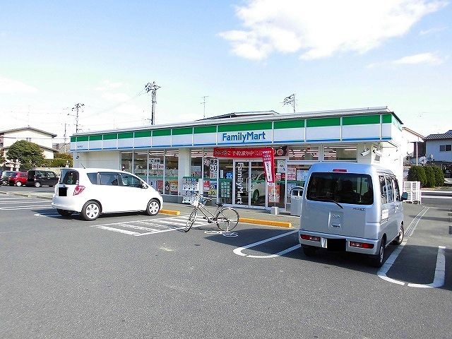 近くのファミリーマート坪生店まで550m（徒歩7分）