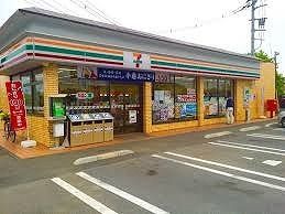近くのコンビニまで550m（徒歩7分）