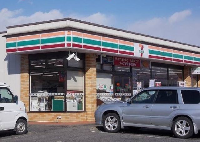 近くのセブンイレブン若穂綿内店まで400m（徒歩5分）