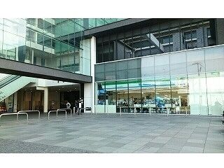近くのファミリーマート様まで320m（徒歩4分）