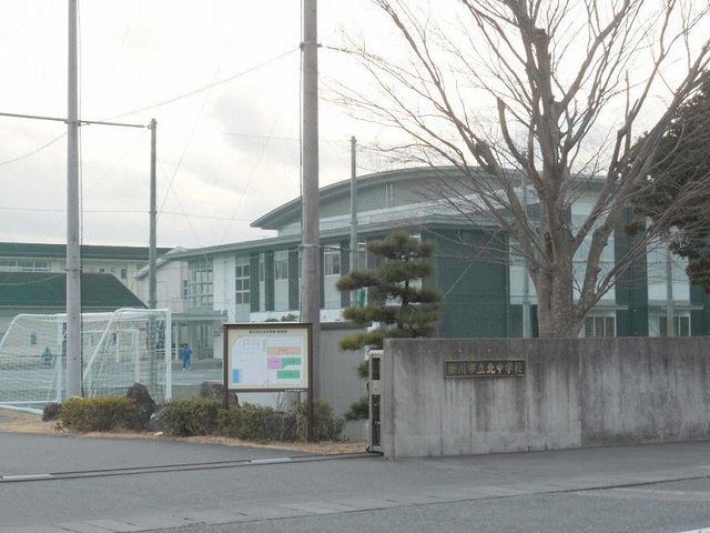 近くの掛川市立北中学校まで2,400m（徒歩30分）