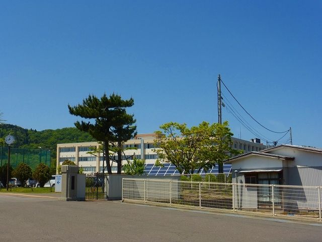 近くの秋田県立由利高等学校まで350m（徒歩5分）