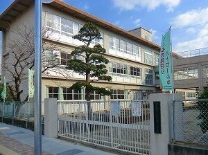 近くの城陽小学校まで1,400m（徒歩18分）