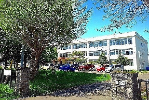 近くの北海道札幌北陵高等学校まで2,700m（徒歩34分）