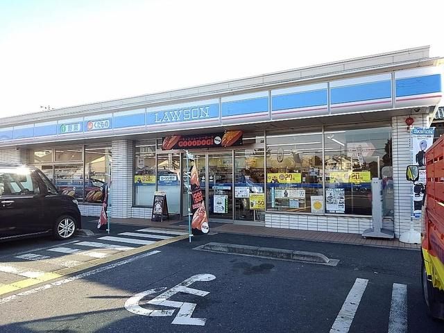 近くのローソン草加新善町店まで650m（徒歩9分）