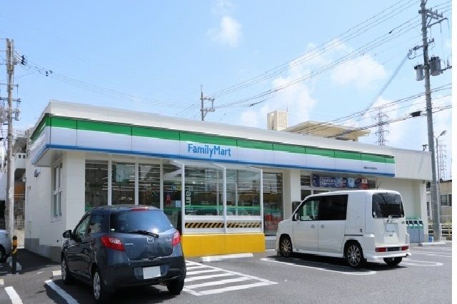 近くのファミマ沖縄ももやま通り店まで450m(徒歩6分)