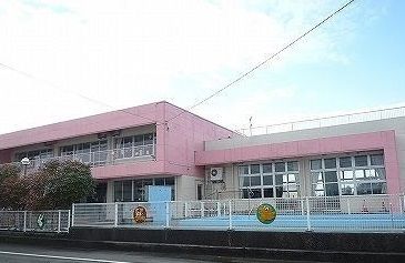近くの塚野目保育所まで610m（徒歩8分）