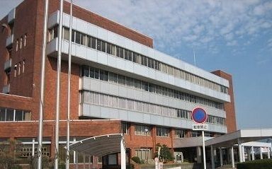 近くの五泉市役所まで1,600m（徒歩20分）