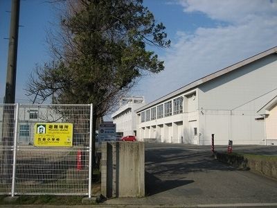 近くの五泉小学校まで1,200m（徒歩15分）