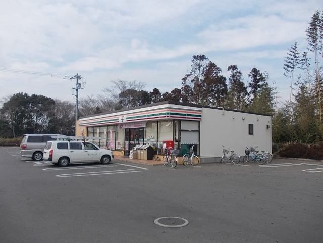 近くのセブンイレブン牛久刈谷団地入口まで1,000m（徒歩13分）