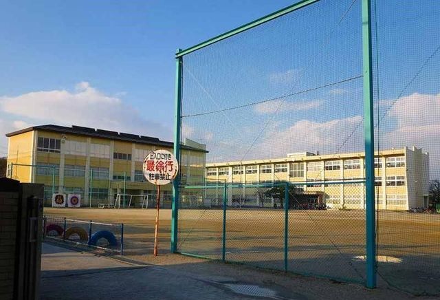 近くの小学校まで950m（徒歩12分）