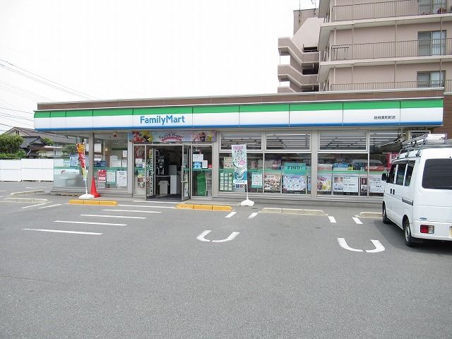 近くのファミリーマート防府美和町店まで450m（徒歩6分）