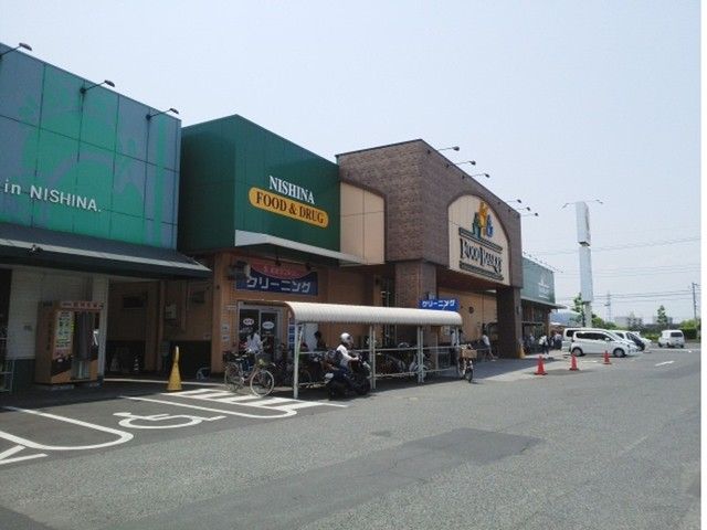 近くのニシナフードバスケット堀南店まで800m（徒歩10分）